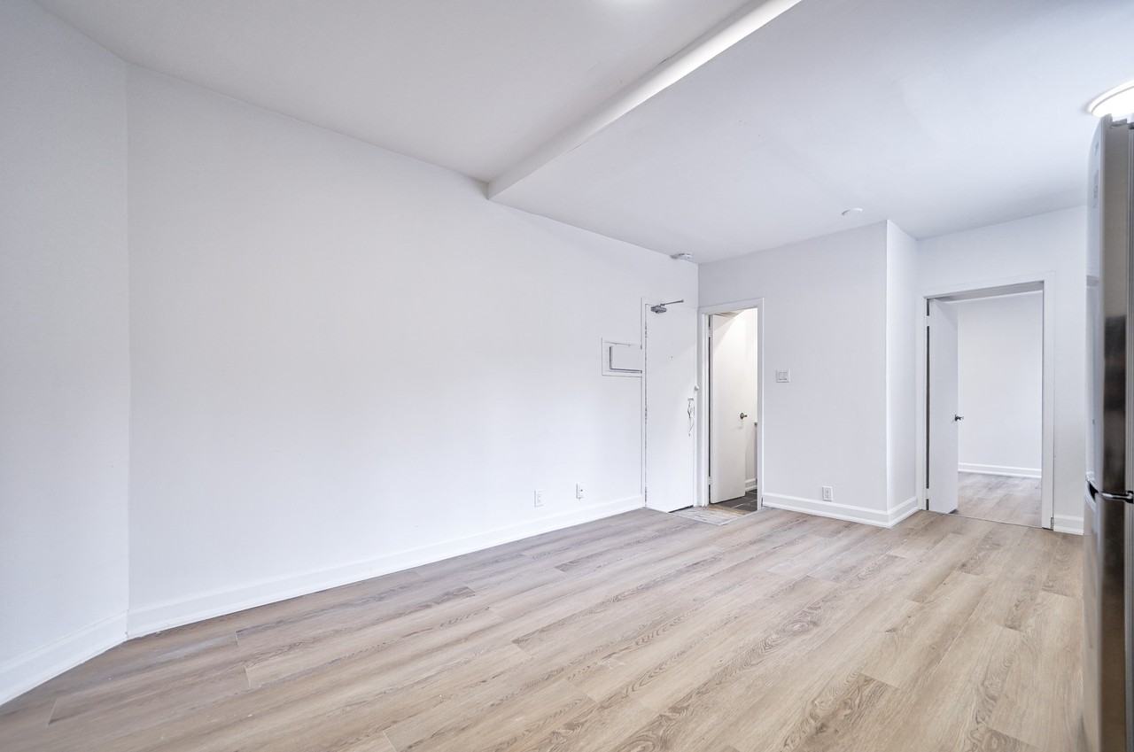 1046 Bathurst St - Photo 3 of 14