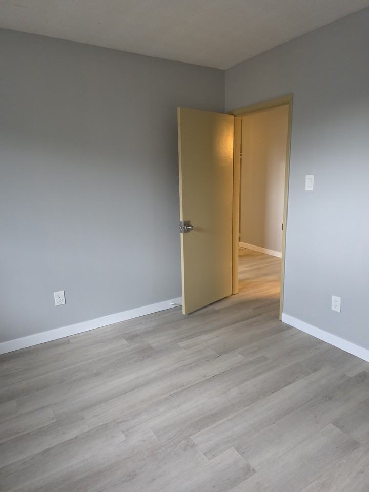 Sunlight Apartments - Photo 7 of 11