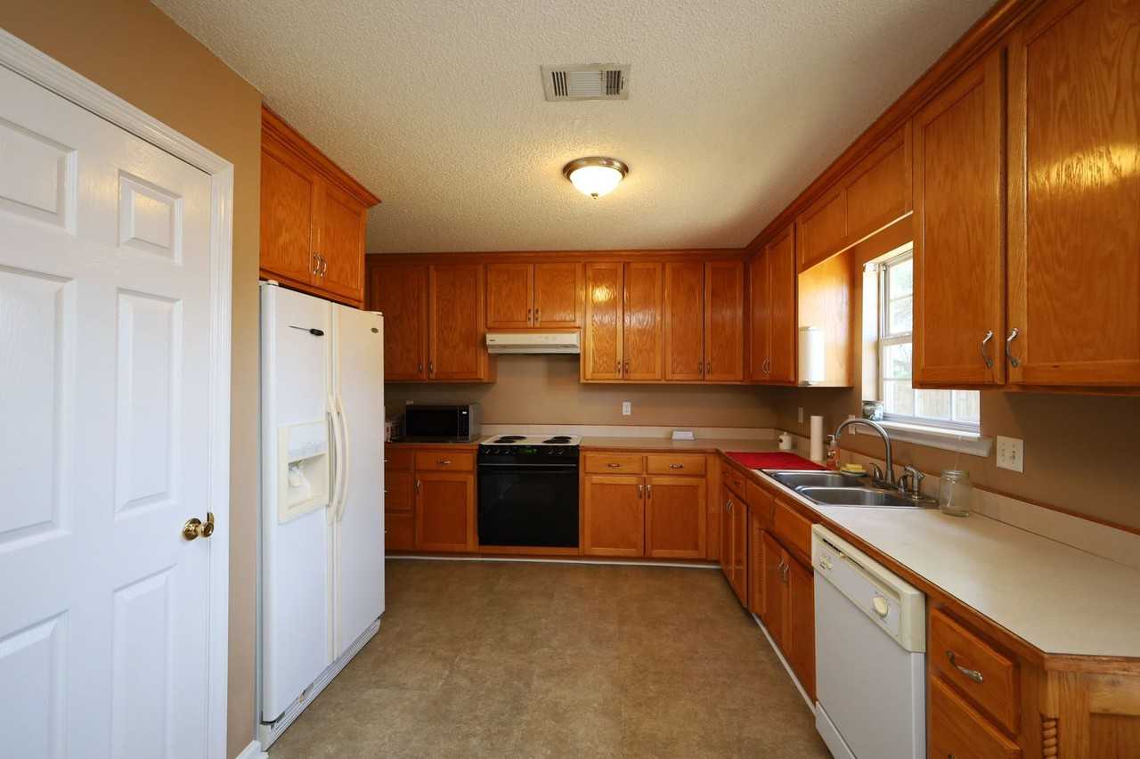 134 Pecan St - Photo 3 of 8