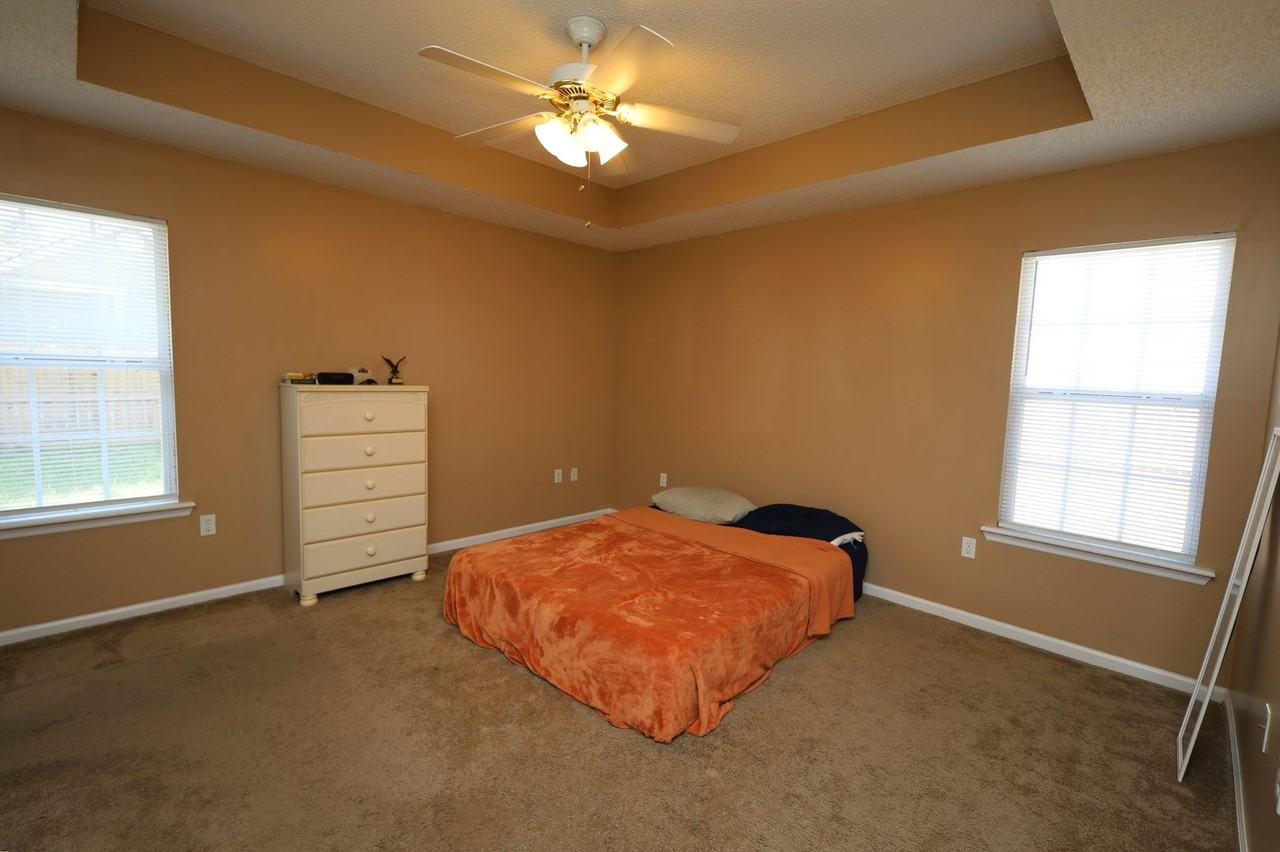 134 Pecan St - Photo 5 of 8