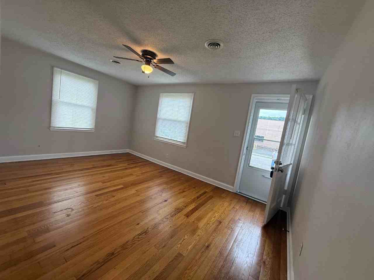 1405 Newton St - Photo 4 of 20