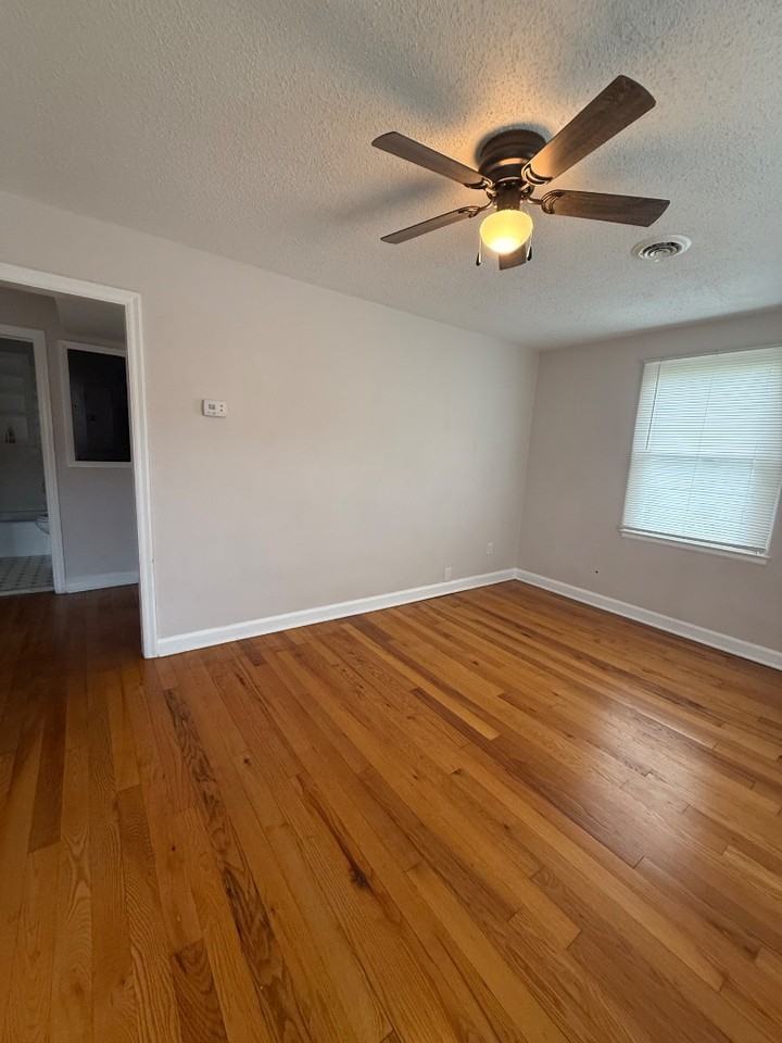 1405 Newton St - Photo 5 of 20