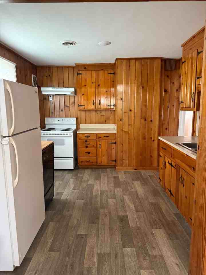 1405 Newton St - Photo 7 of 20