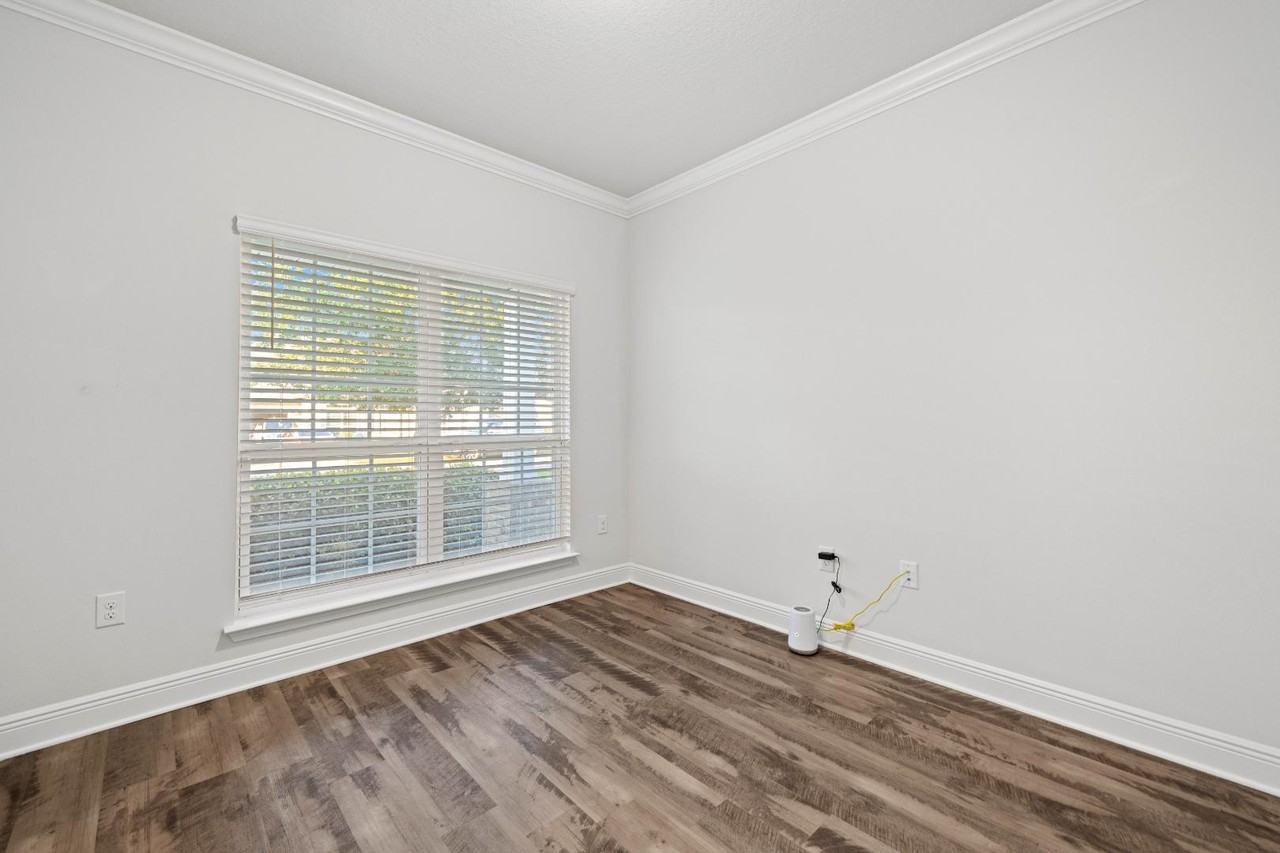 521 Cornelia St - Photo 3 of 11