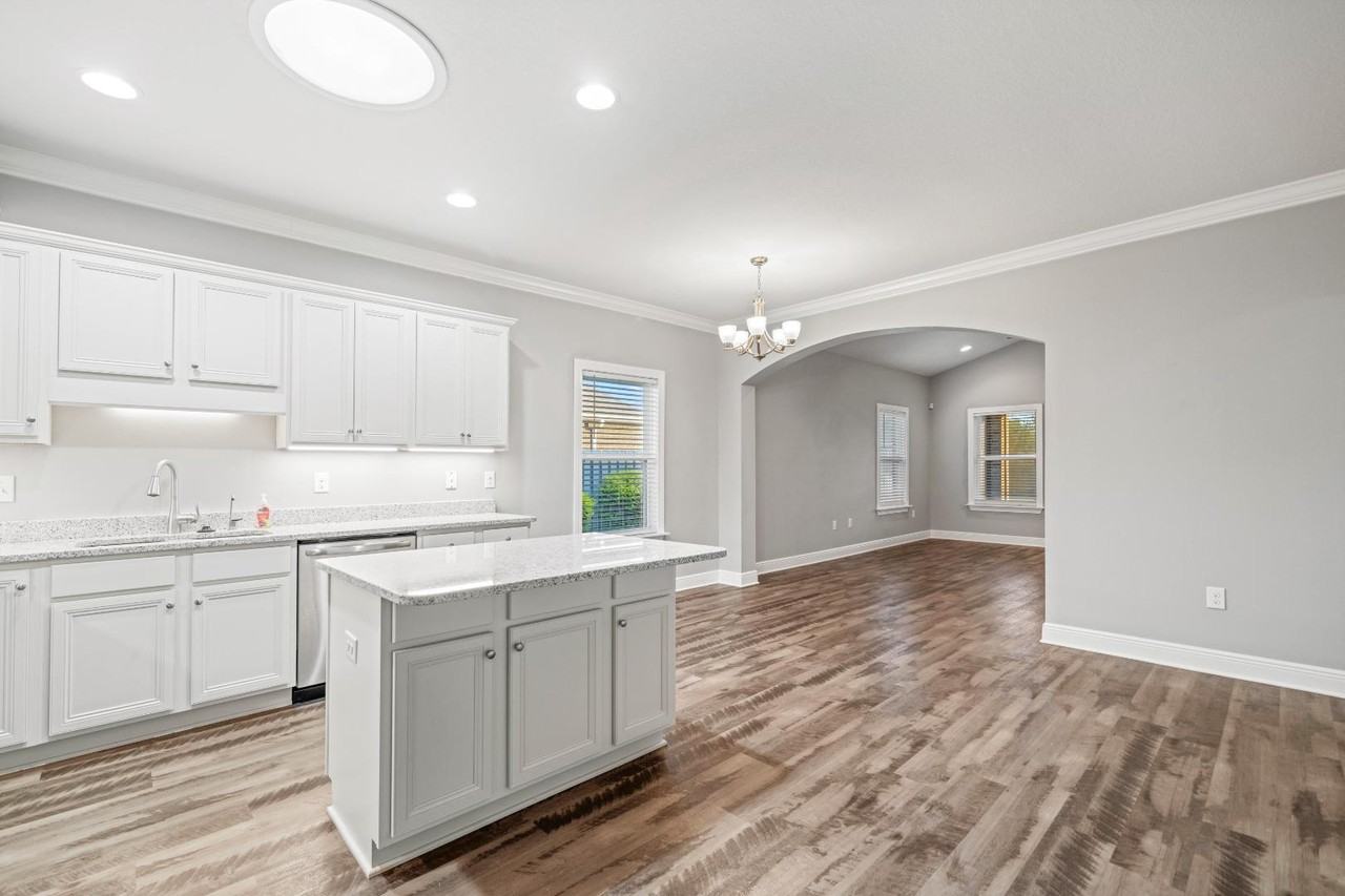 521 Cornelia St - Photo 5 of 11