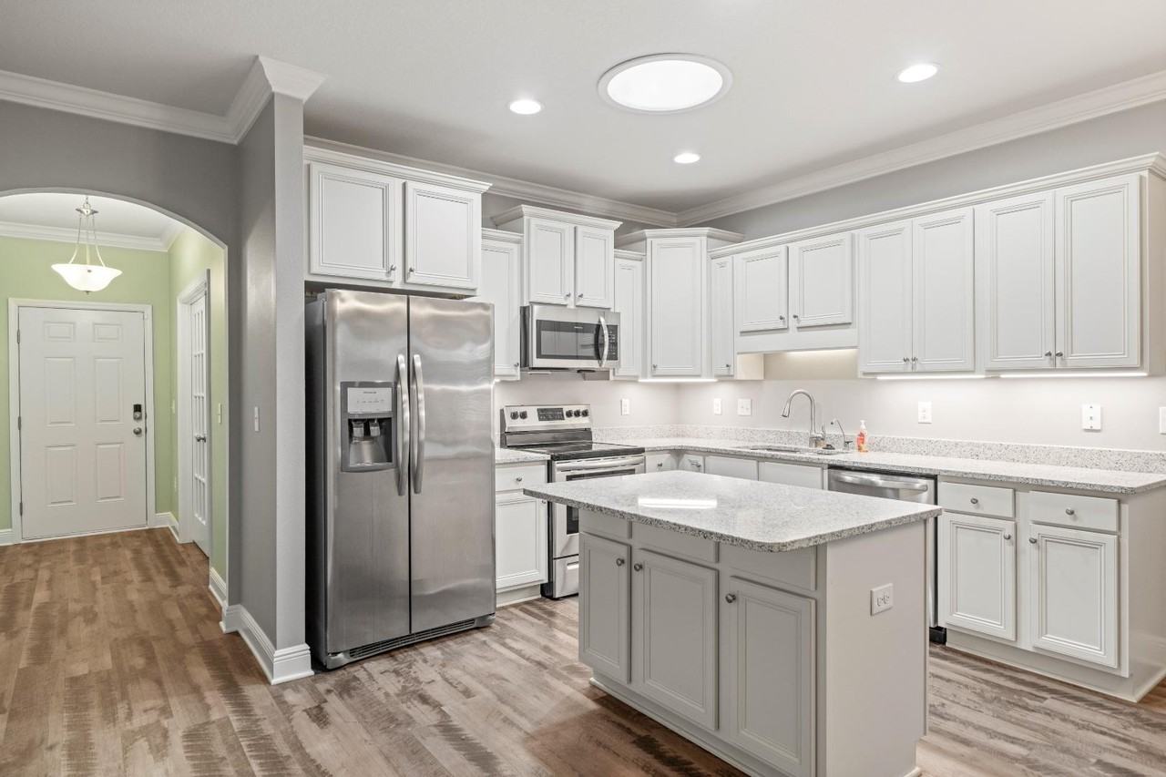 521 Cornelia St - Photo 6 of 11