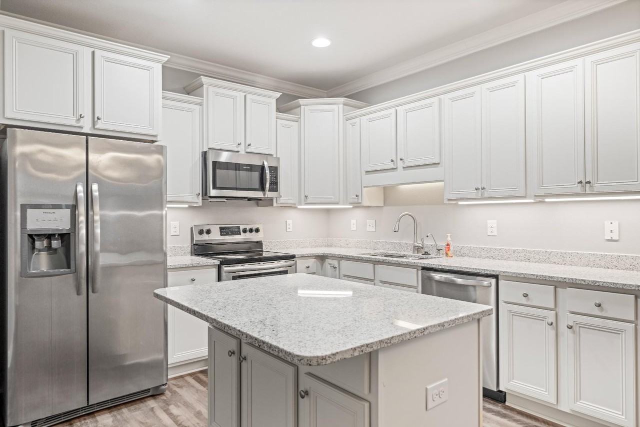 521 Cornelia St - Photo 7 of 11