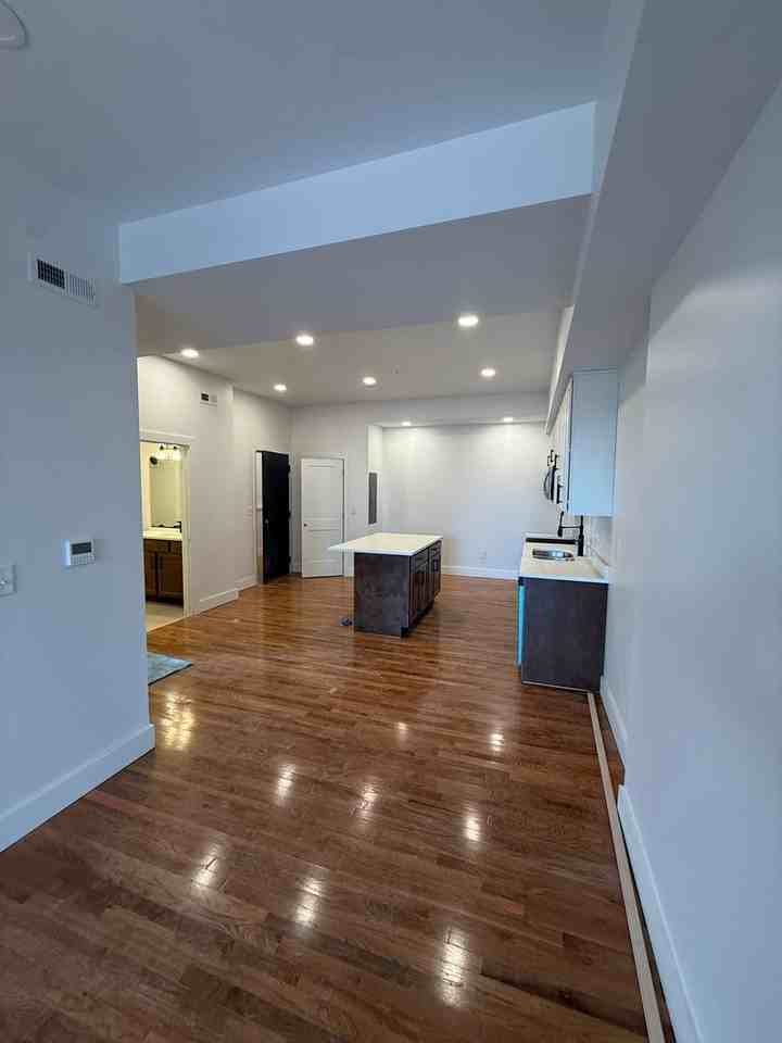 2033 W Broad St - Photo 4 of 23