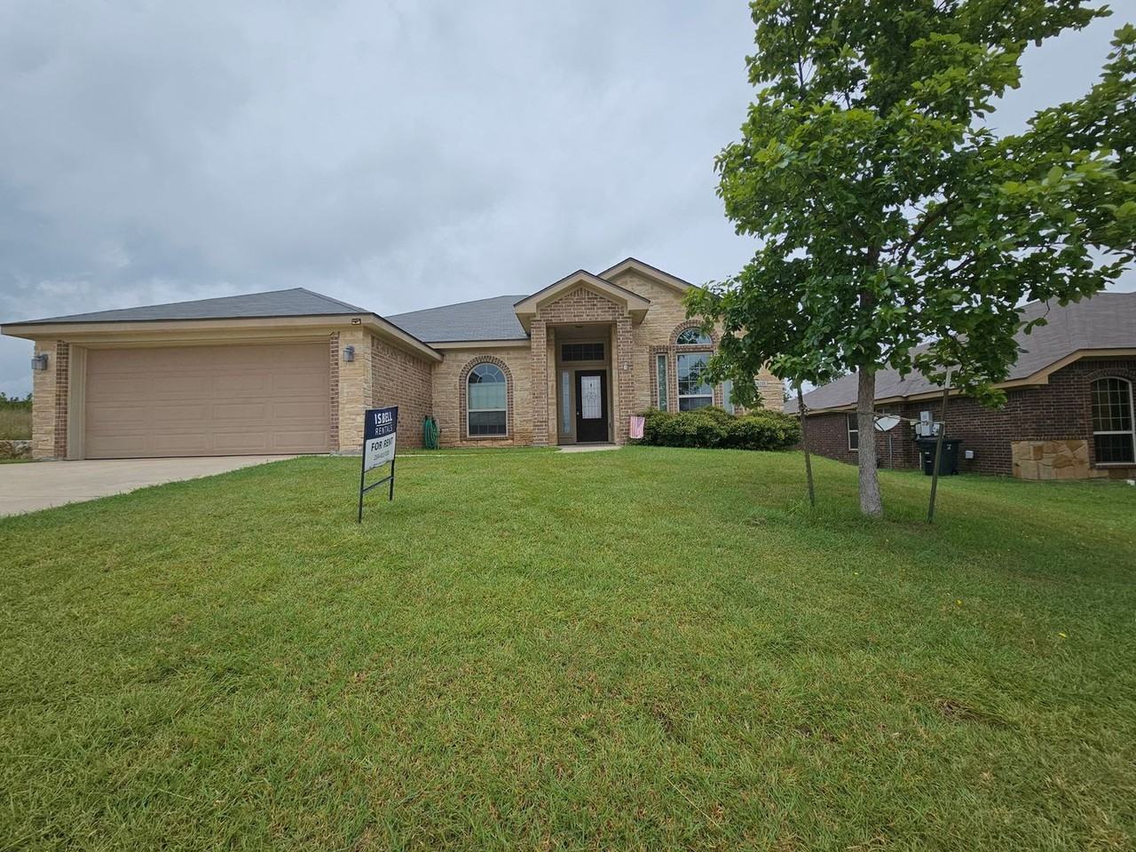 6211 New Castle Dr - Photo 2 of 31