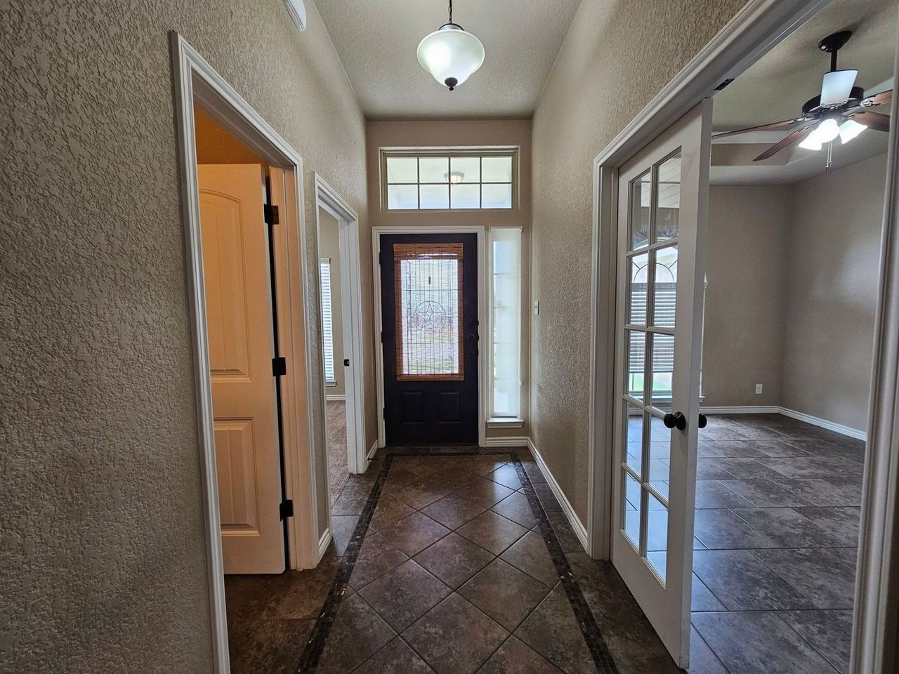 6211 New Castle Dr - Photo 4 of 31