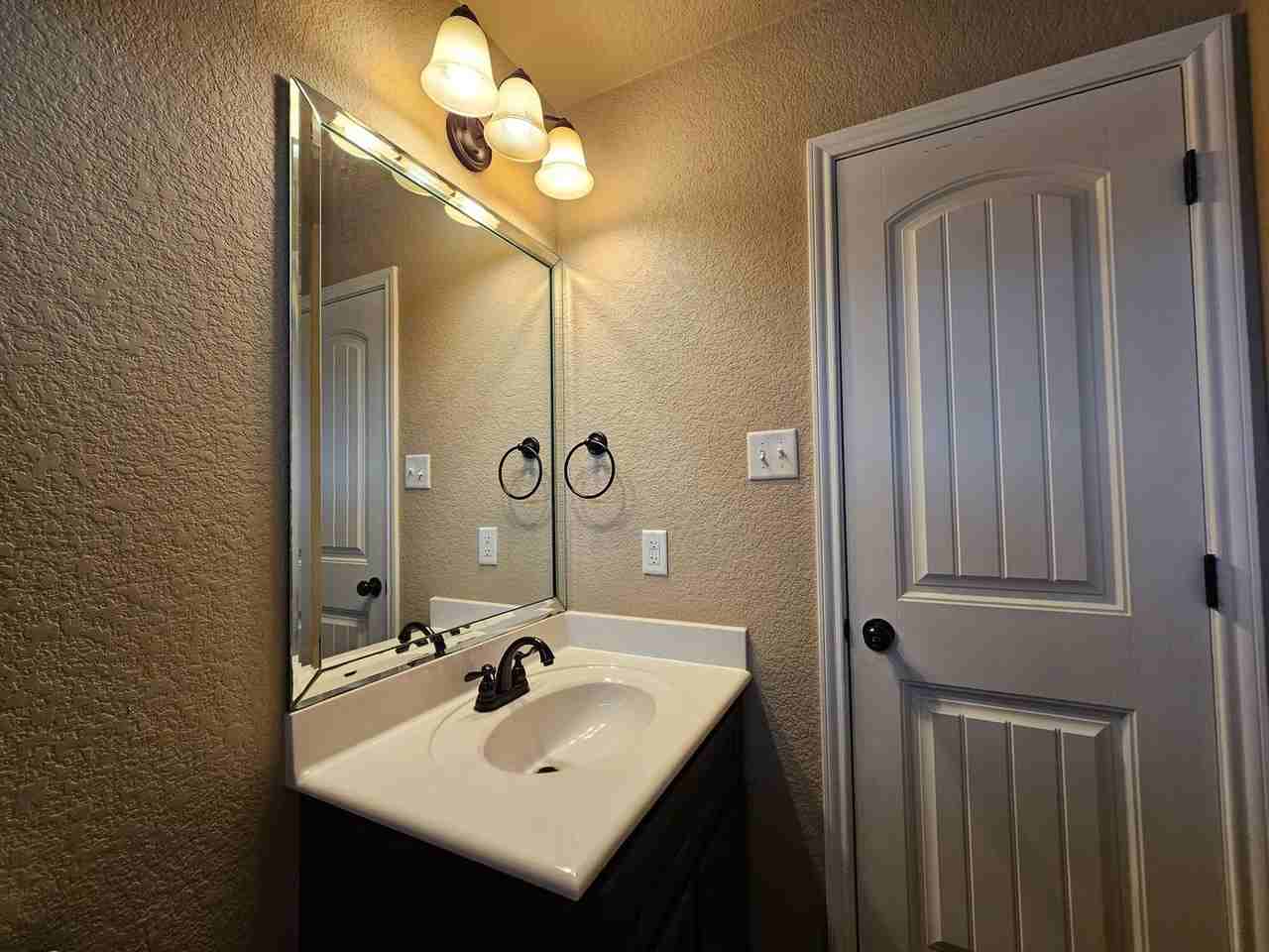 6211 New Castle Dr - Photo 6 of 31