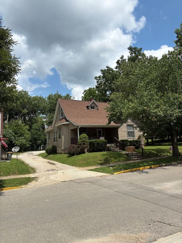 725 E 2nd St - Photo 2 of 19
