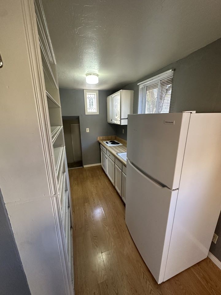 934 Clark St #B - Photo 5 of 10