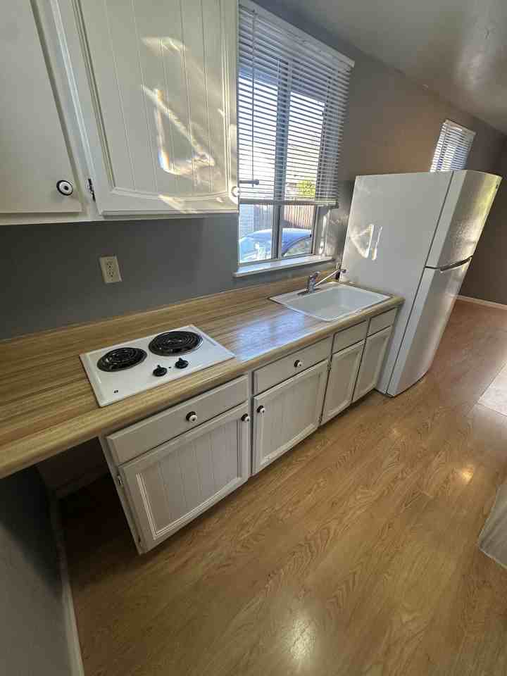 934 Clark St #B - Photo 6 of 10