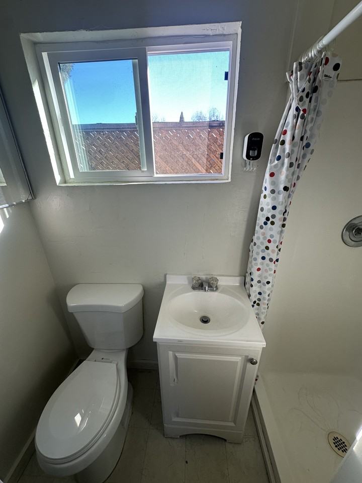 934 Clark St #B - Photo 7 of 10