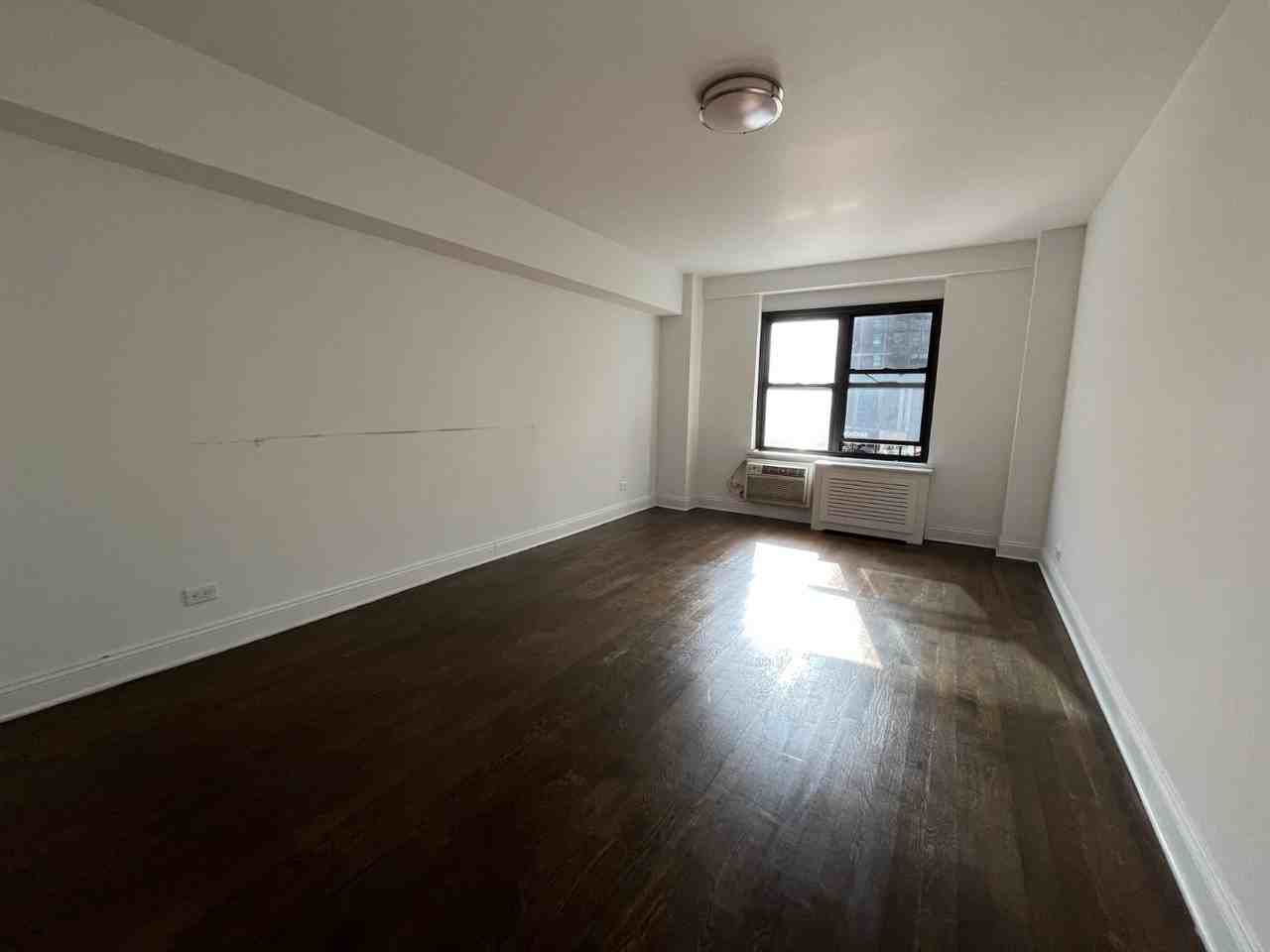 E 57th St #4C - Photo 3 of 8