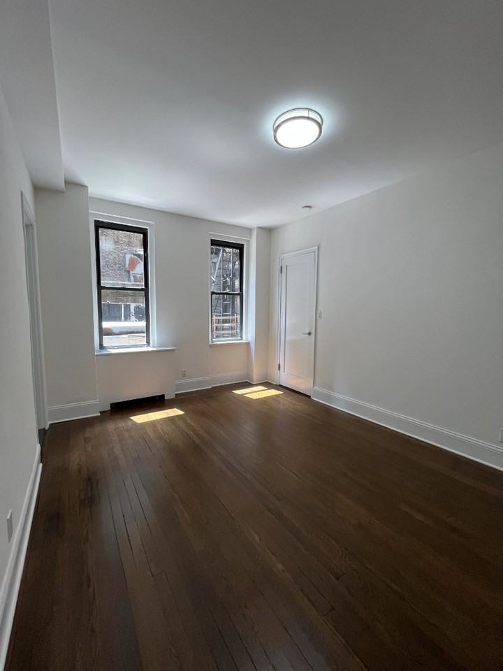 E 46th St #4N - Photo 4 of 8