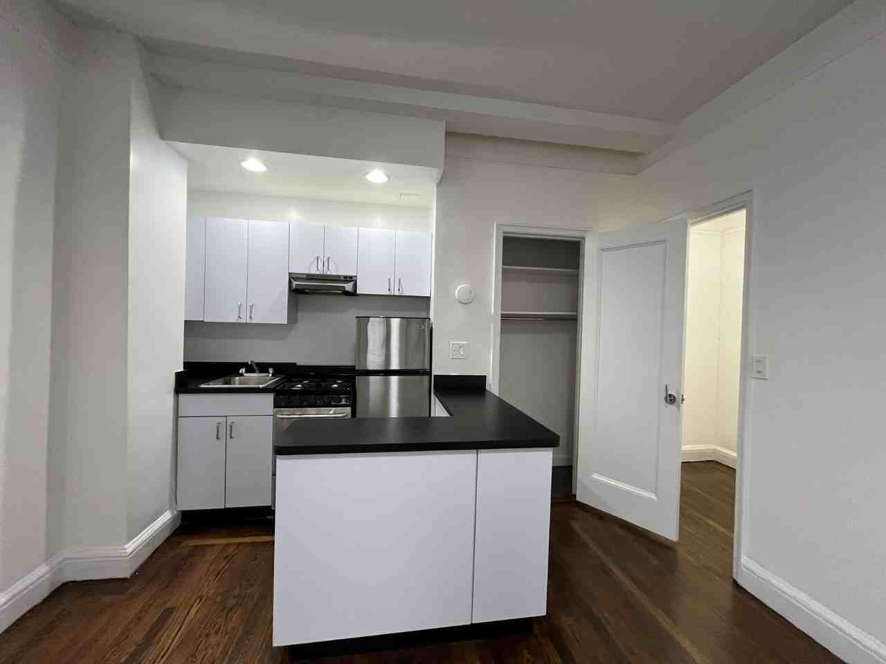 E 46th St #2S - Photo 3 of 6