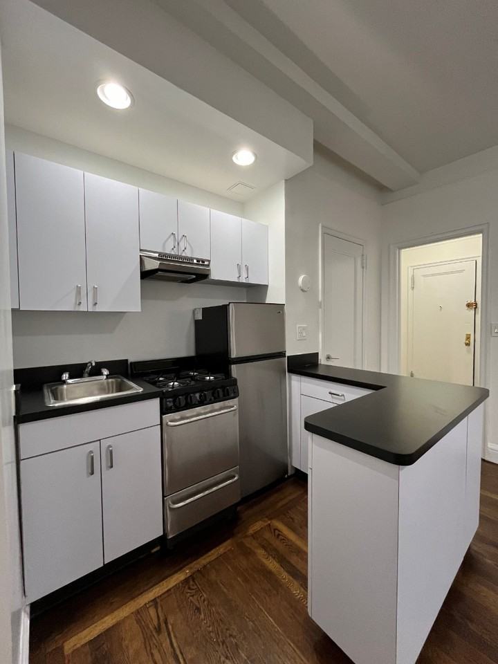 E 46th St #2S - Photo 4 of 6