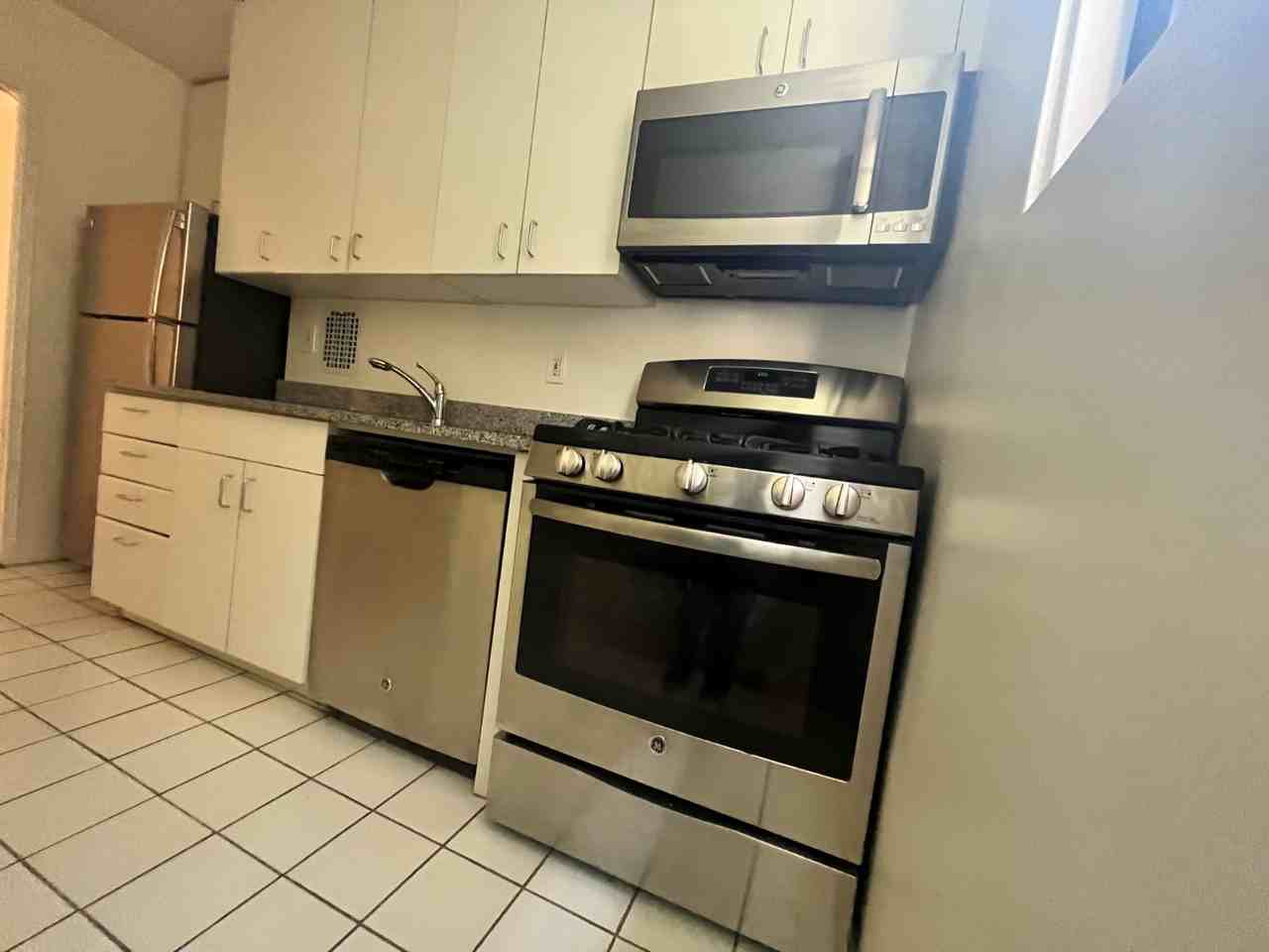 E 49th St #8C - Photo 5 of 8