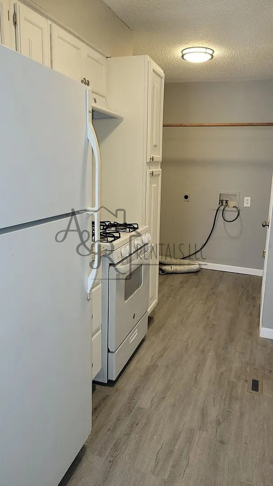 523 E 22nd St #1 - Photo 3 of 13