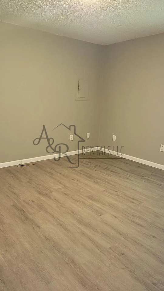 523 E 22nd St #1 - Photo 4 of 13