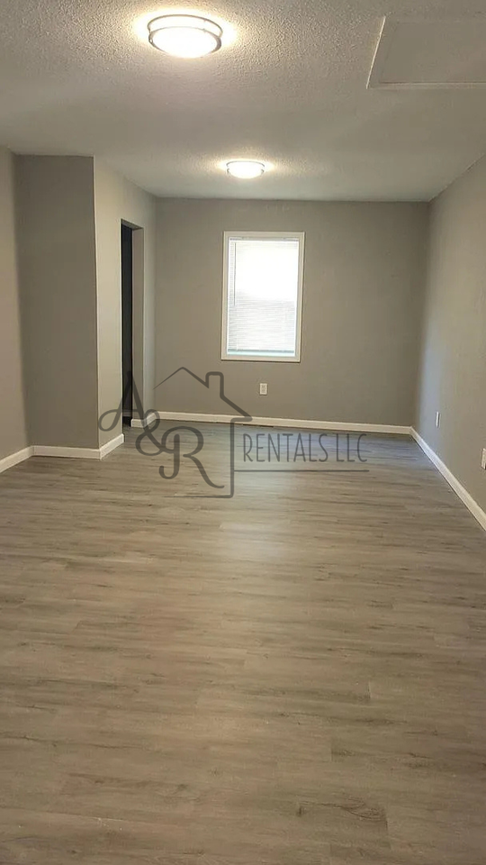 523 E 22nd St #1 - Photo 5 of 13