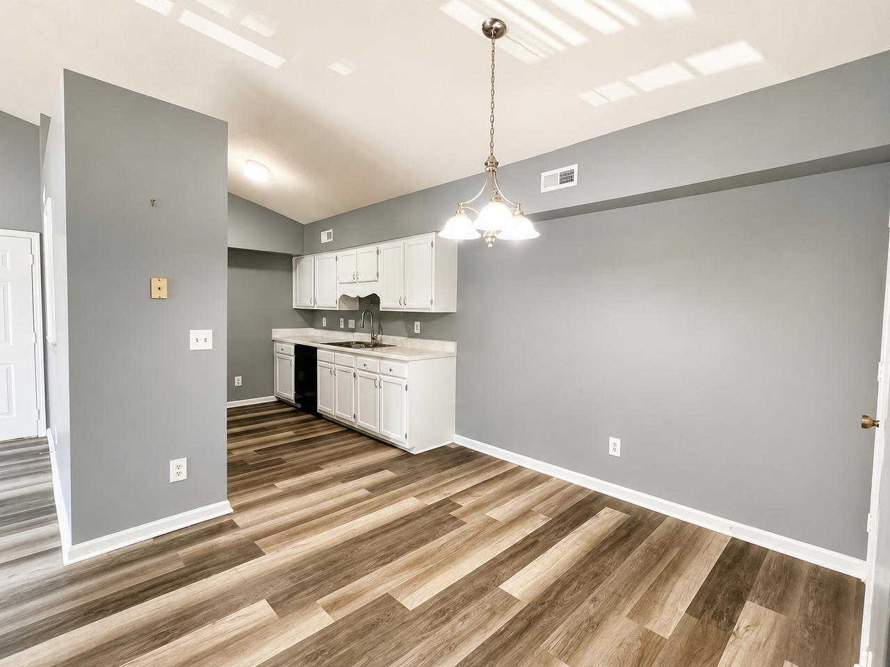 7117 West Friendly AvenueUnit H #H - Photo 4 of 10