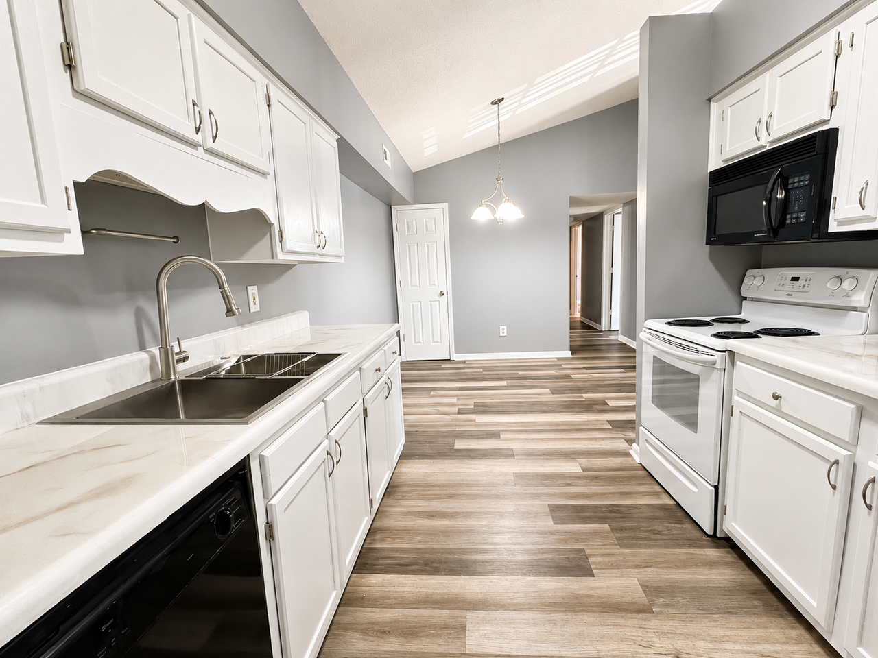 7117 West Friendly AvenueUnit H #H - Photo 5 of 10
