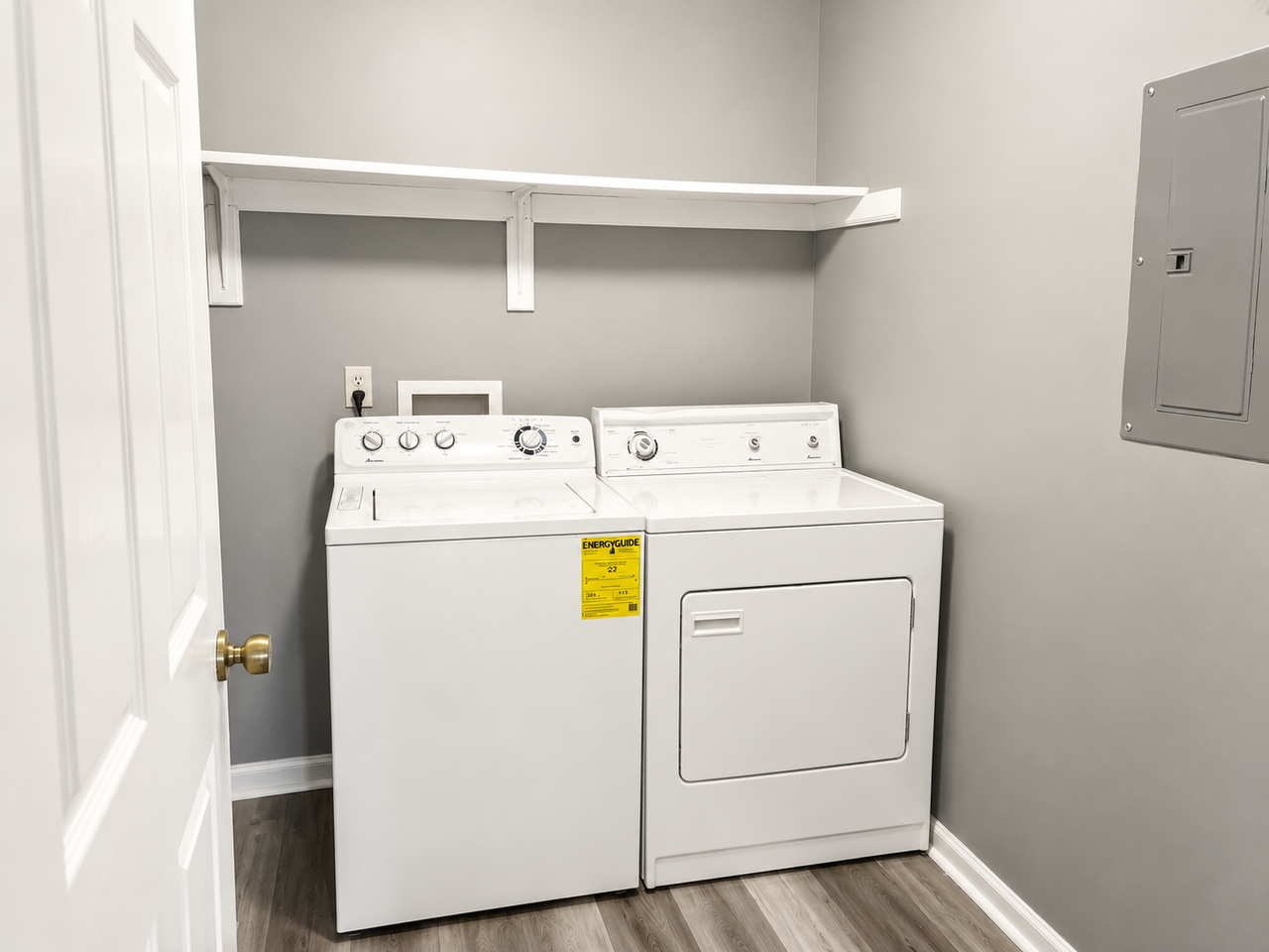7117 West Friendly AvenueUnit H #H - Photo 6 of 10