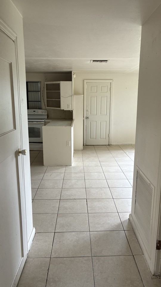 421 W Cornell St #10 - Photo 6 of 12