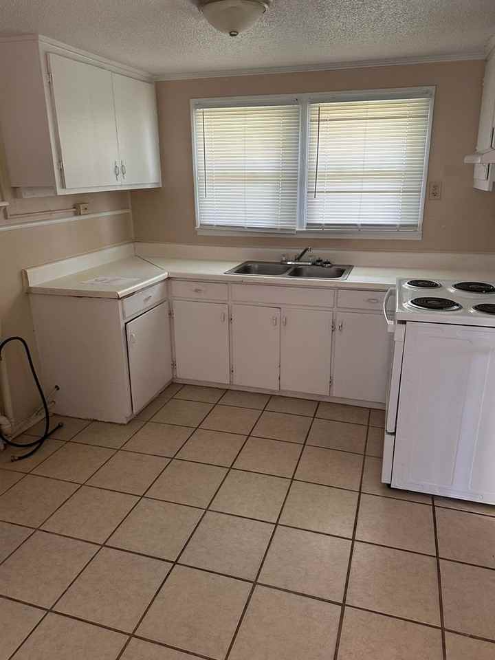 100 Truman St - Photo 2 of 8