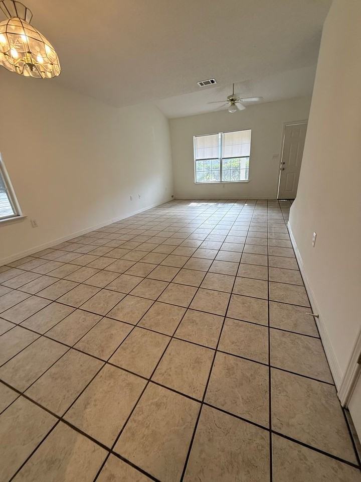 946 Rachel Dr - Photo 3 of 20