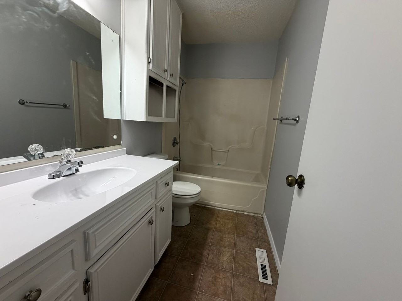 2266 S White Oak Dr - Photo 4 of 11