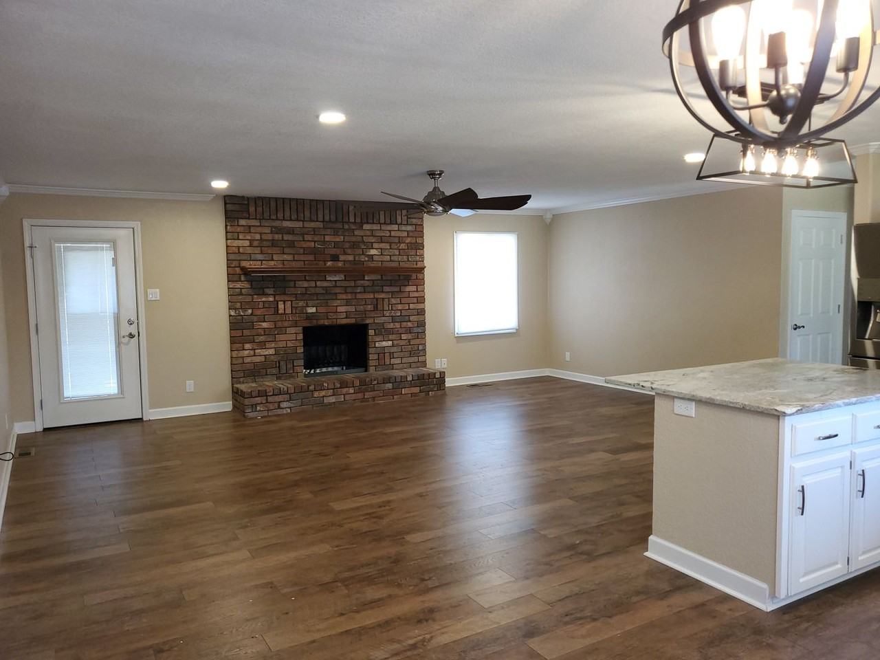 109 Jennison Sq - Photo 2 of 16