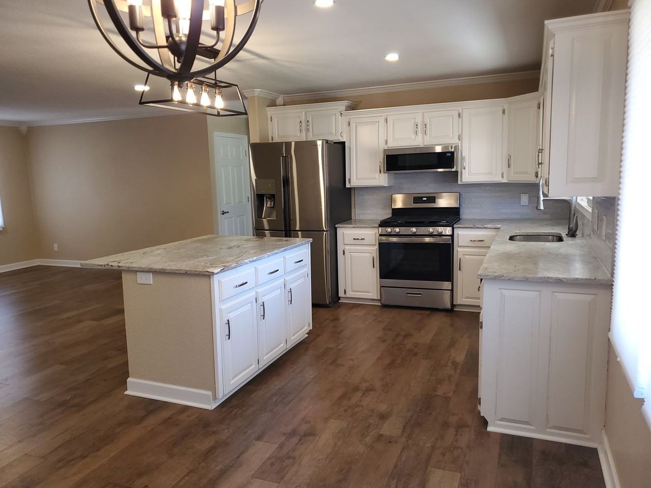 109 Jennison Sq - Photo 3 of 16