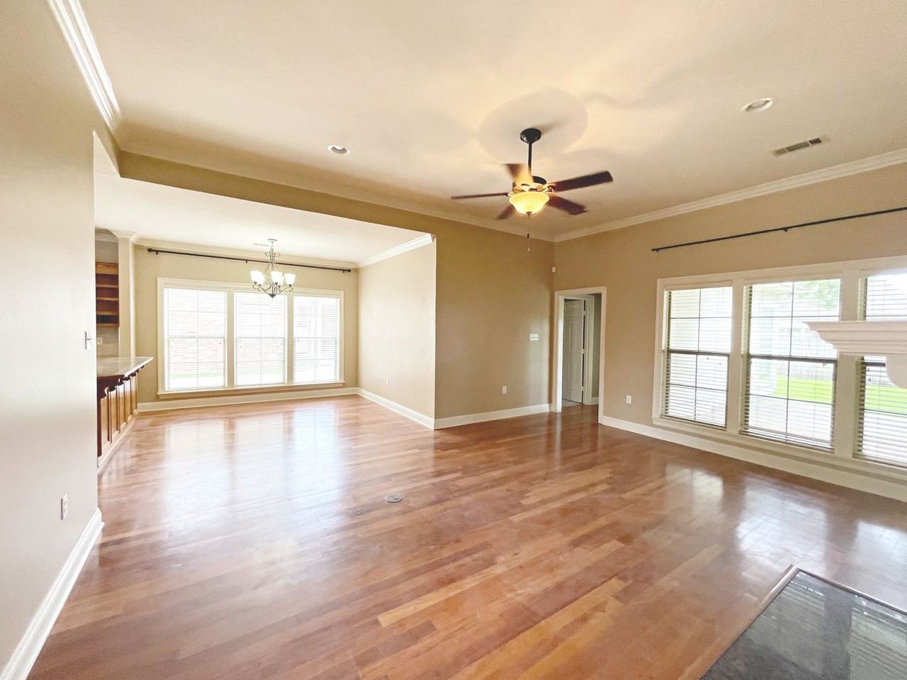 10362 Hillmont Ave - Photo 5 of 13