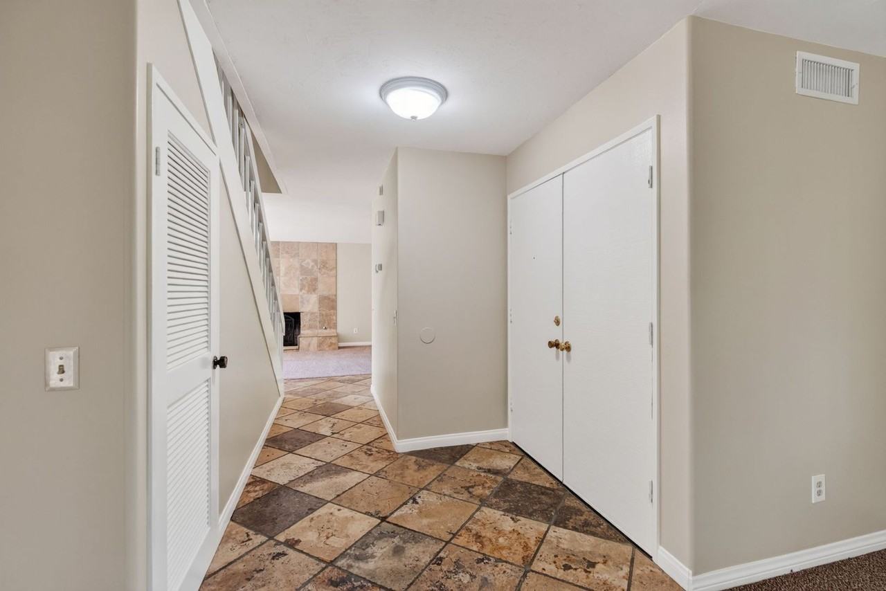 5245 Wainwright Ct - Photo 3 of 29