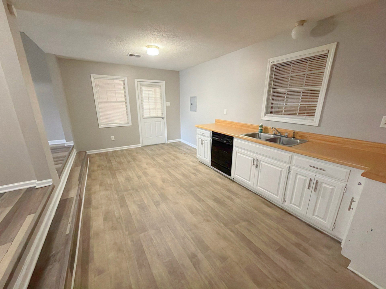 445 W Brooks Rd - Photo 3 of 17