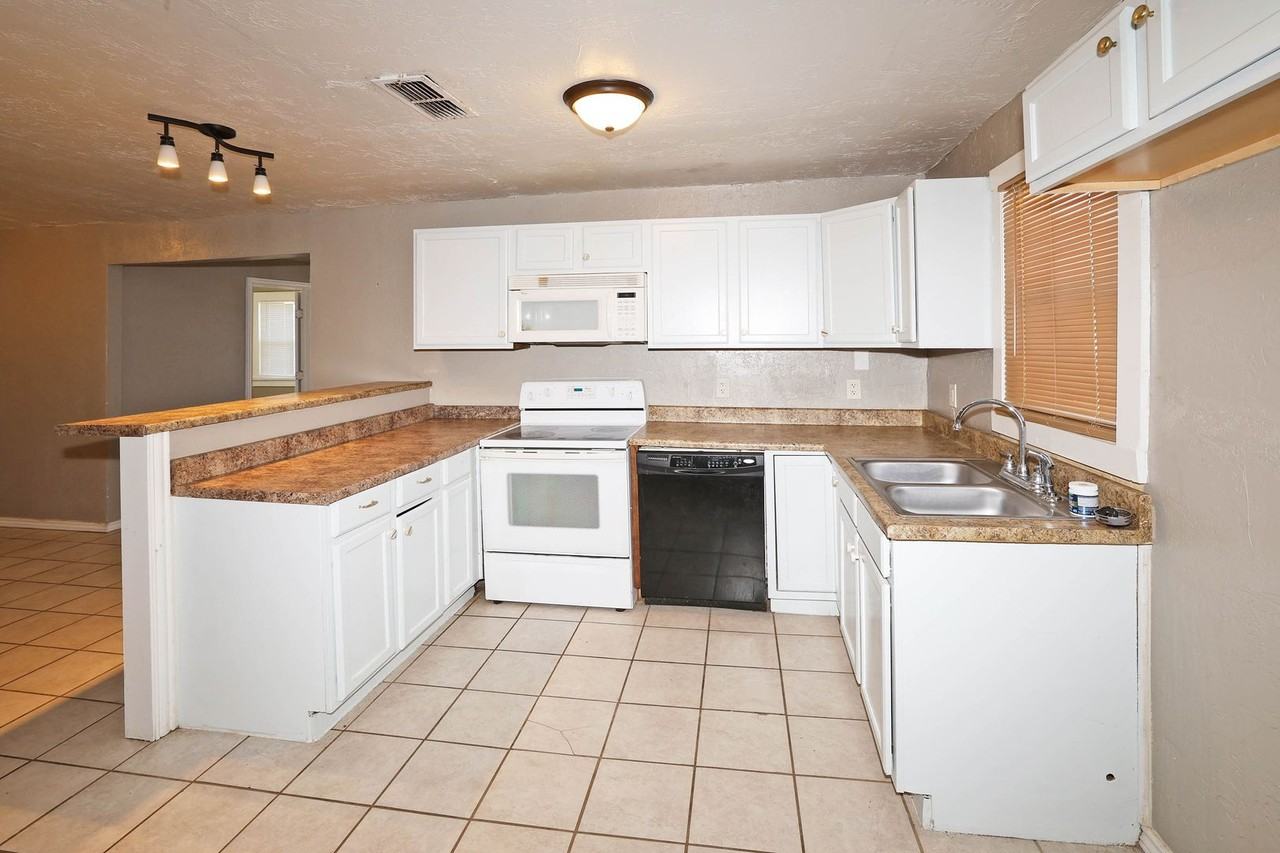 3905 S Tyler St - Photo 5 of 24