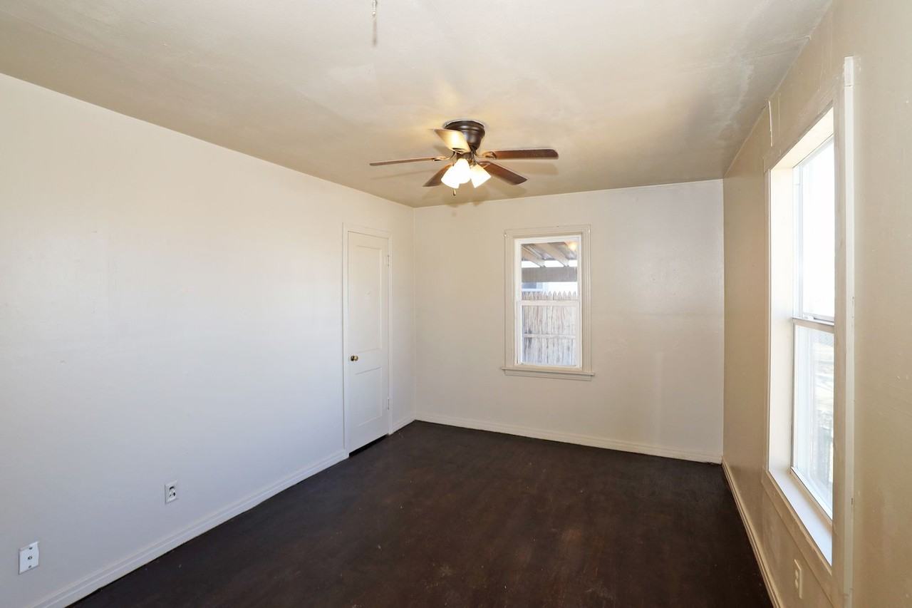 106 N Virginia St - Photo 4 of 16