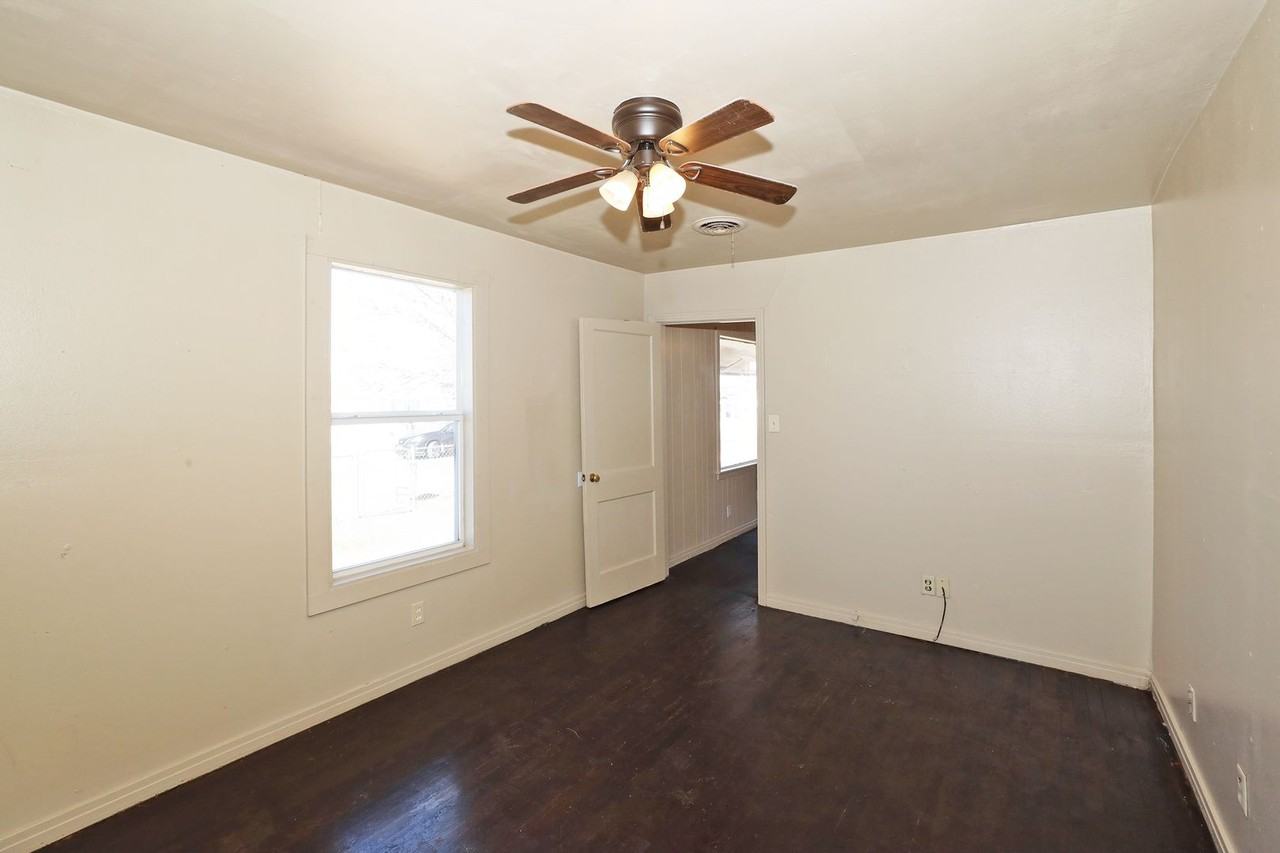 106 N Virginia St - Photo 5 of 16
