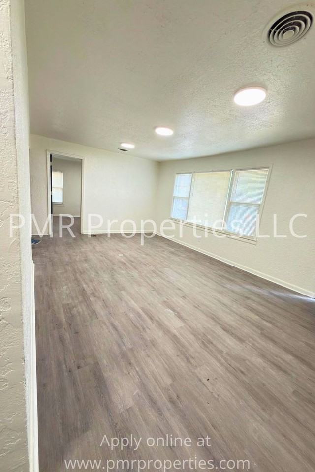2604 2604 SW Ave H - Photo 3 of 11