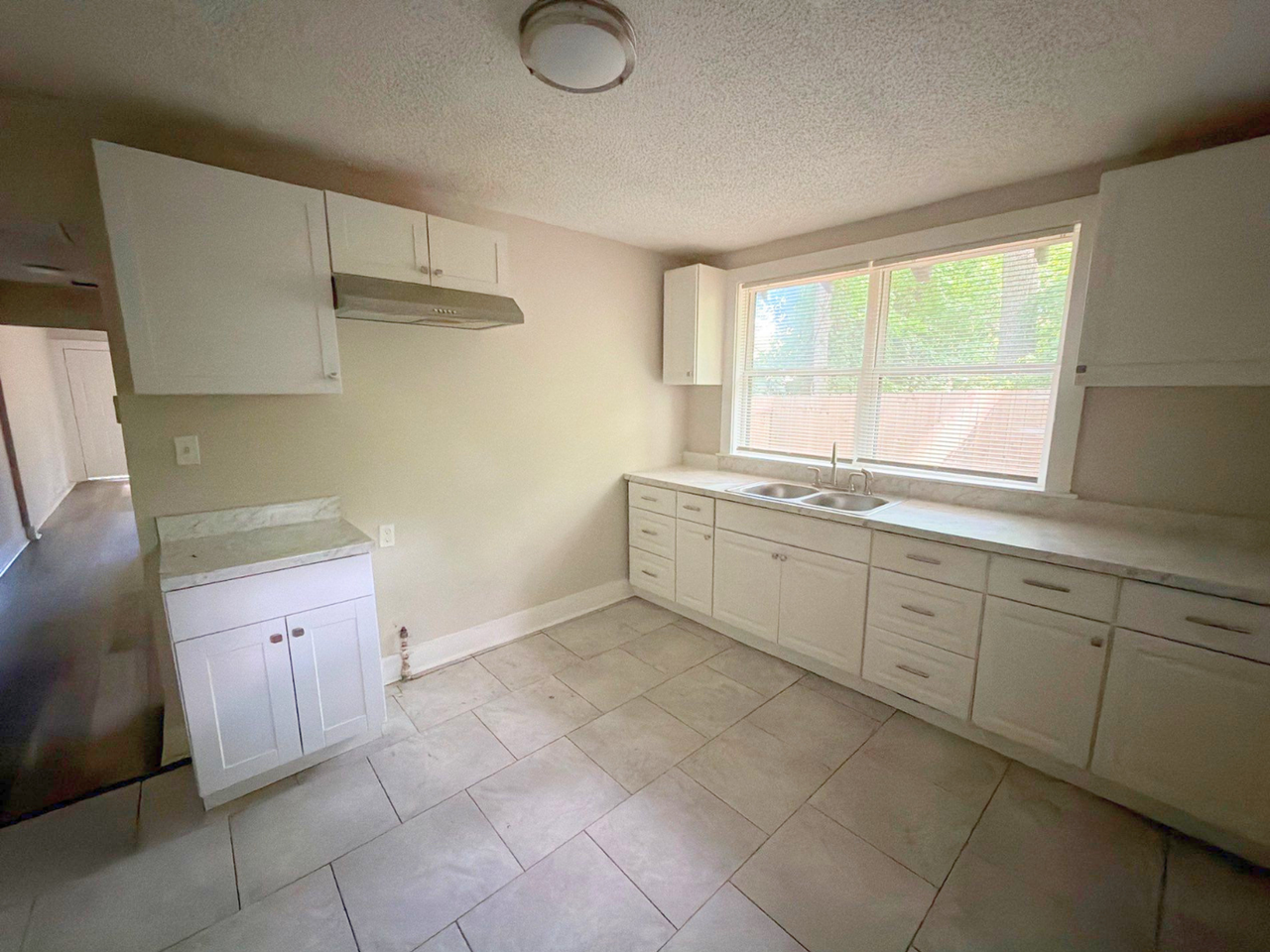 1450 Oaklawn St - Photo 4 of 17