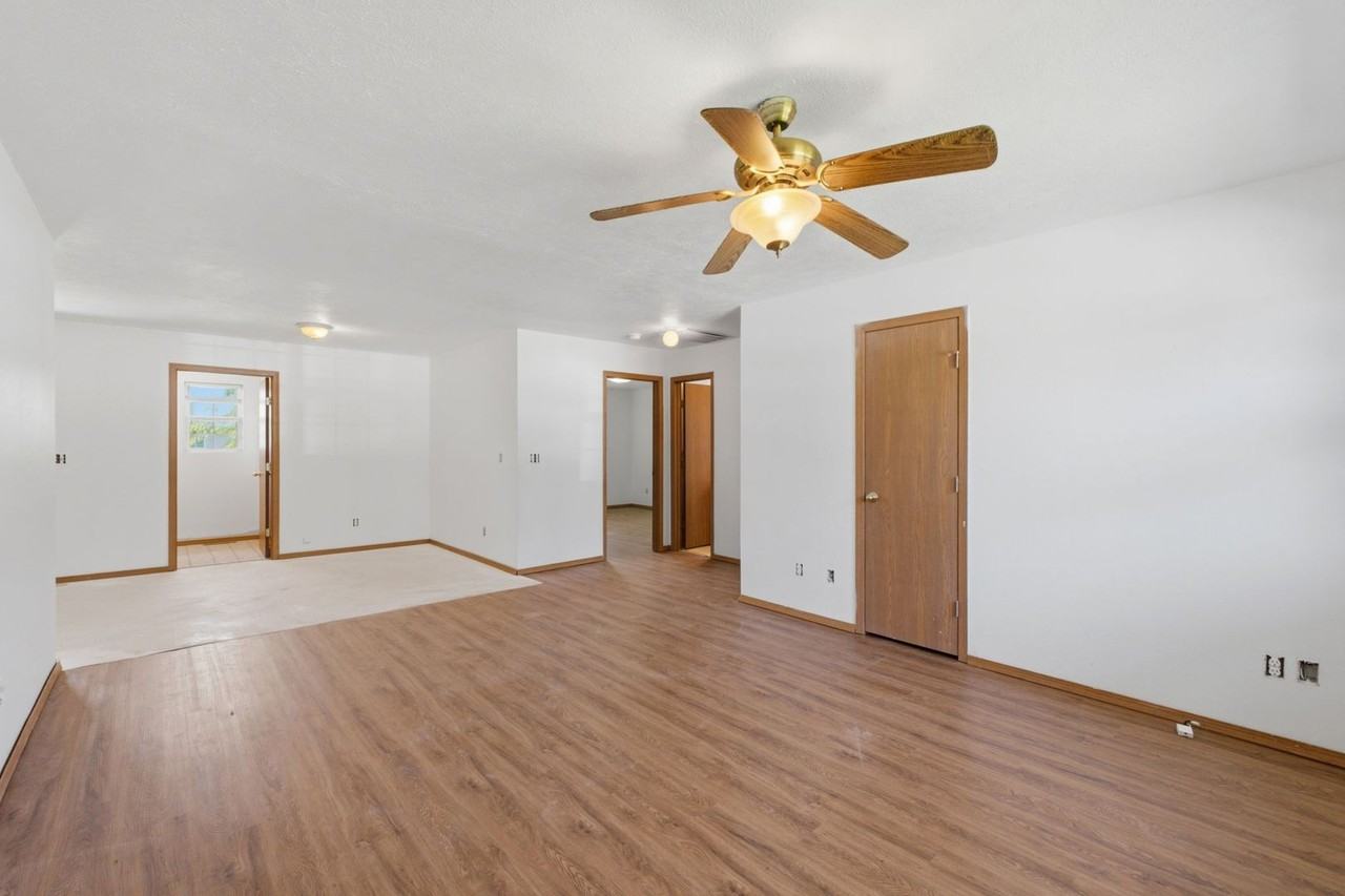 126 W Terrace Ct - Photo 3 of 18
