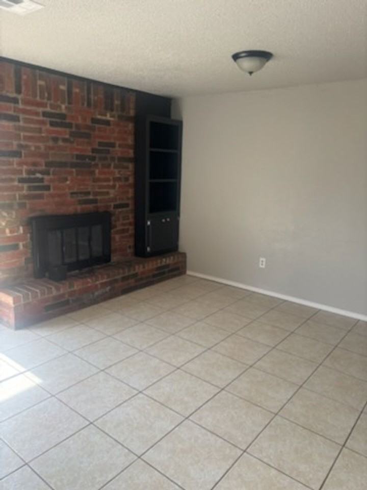 1613 Nw 81st St - Photo 5 of 14