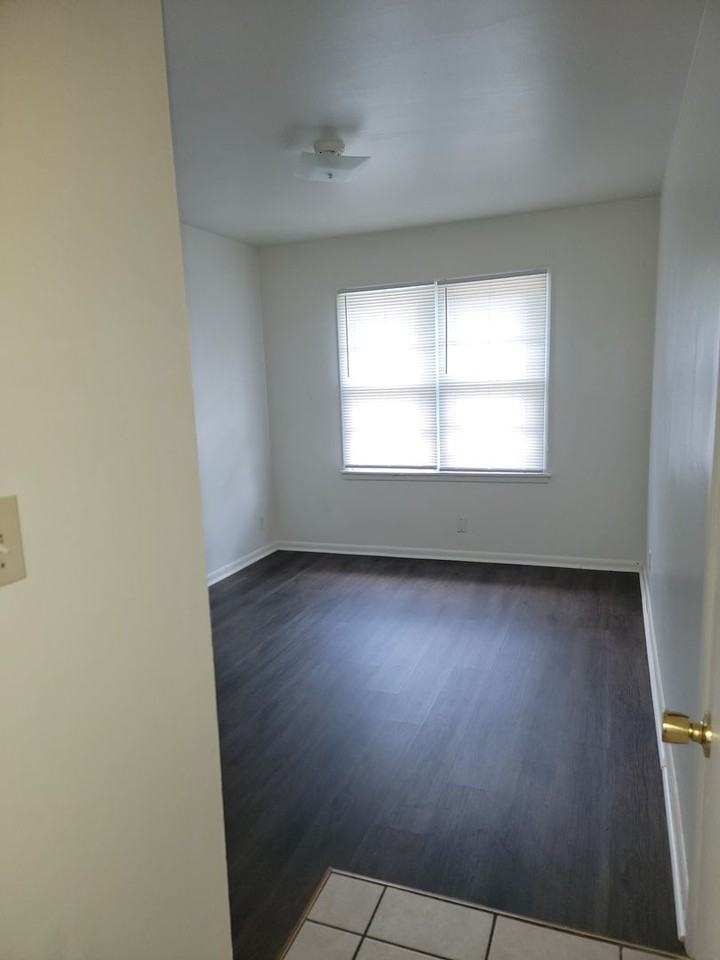 4505 E Linwood Blvd - Photo 4 of 5