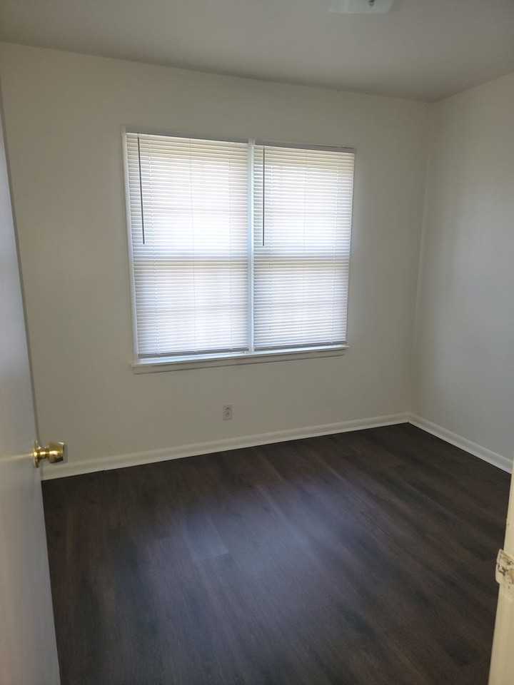 4505 E Linwood Blvd - Photo 5 of 5