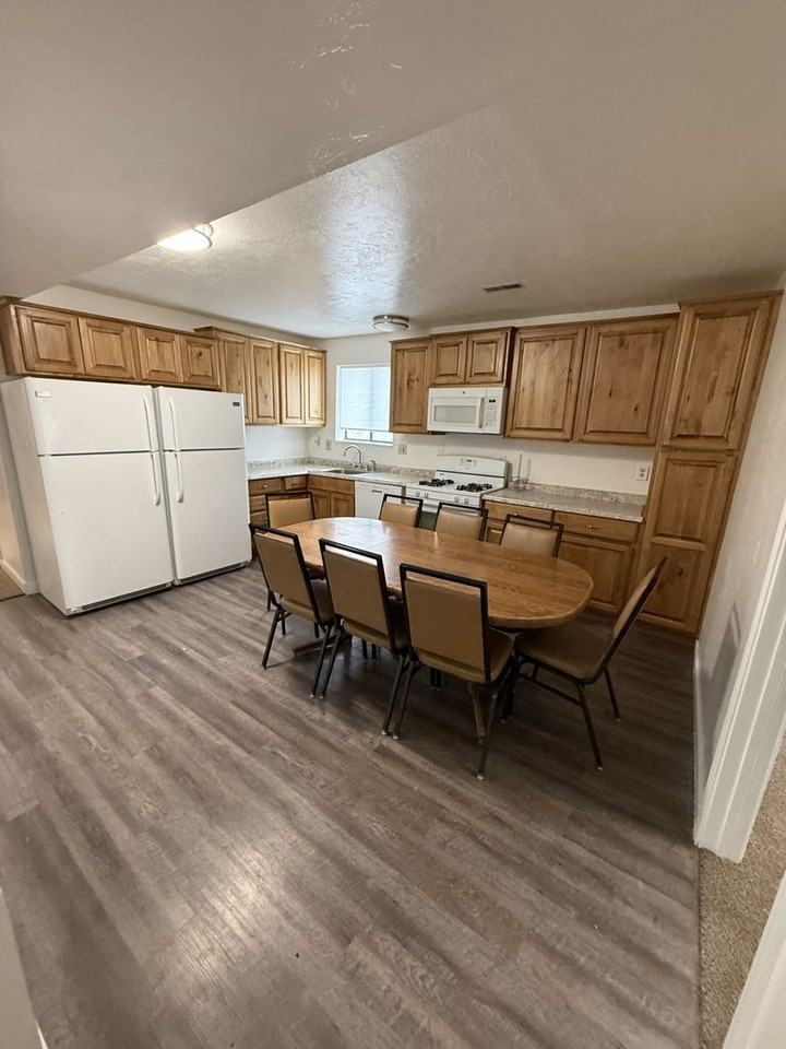 420 E Mill Rd Rm 1 - Photo 2 of 15