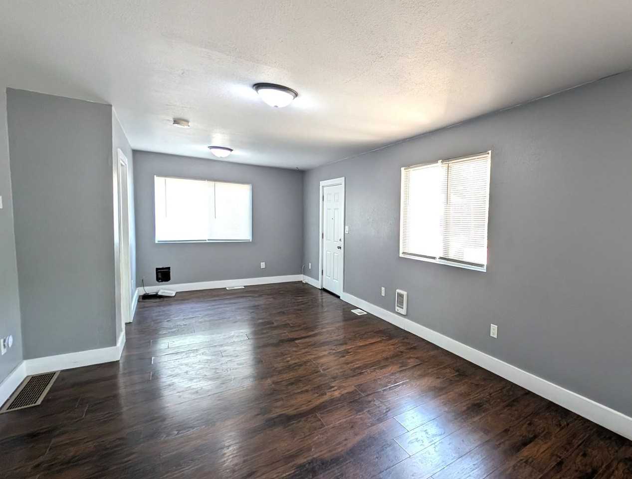 3300 Glendale St - Photo 3 of 9